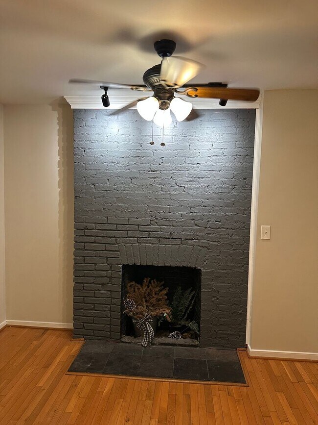 Building Photo - Beautifully Renovated Townhome in Mt. Vern...