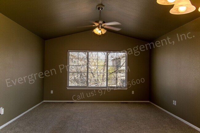 Building Photo - 3 bed, 3 bath Corner Lot in the Maple Hill...