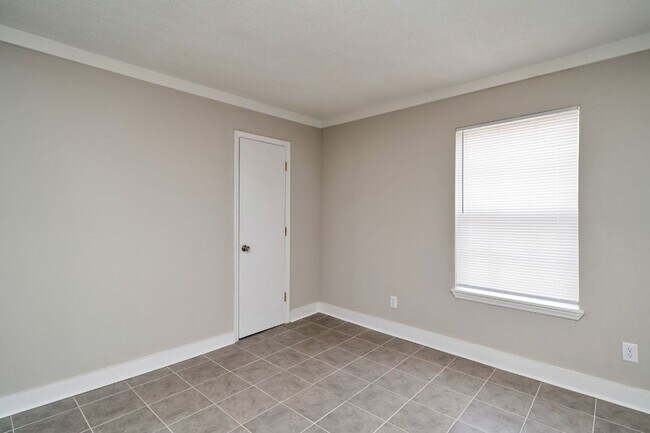 Building Photo - Super Cute & Super Clean 2-Bedroom Home in...
