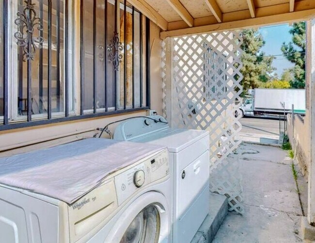 Building Photo - 1045 N Hazard Ave