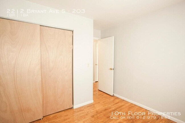 Building Photo - 2212 Bryant Ave S - 303 - 1 bed, 1 full bath