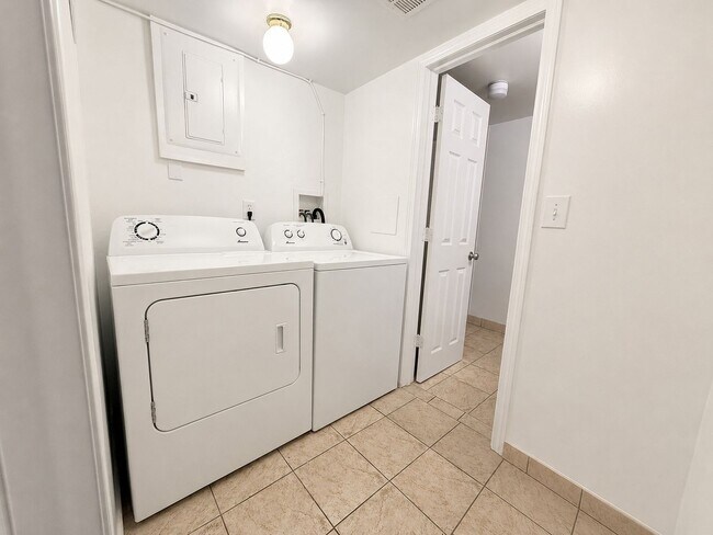 Building Photo - Spacious 3-Bed, 2-Bath Basement Unit in Murray