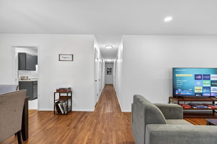 Building Photo - 1415 Lindsay Ln