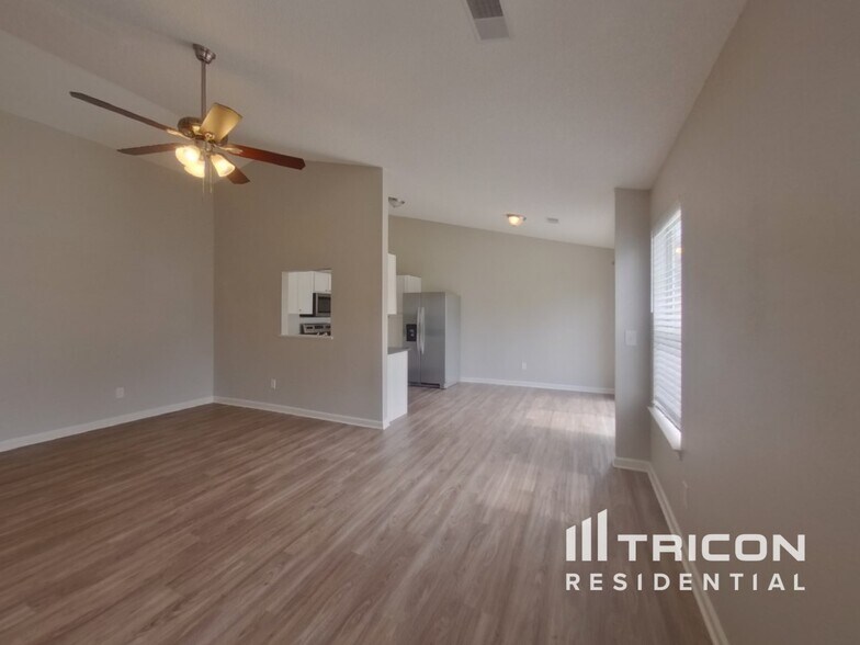 Building Photo - 133 Crimson Oak Dr