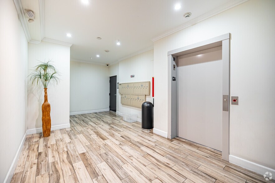 Lobby - 7118 Amigo Ave