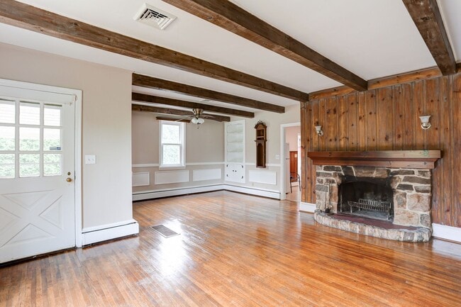 Building Photo - 3 Bed 1.5 bath in Camp Hill