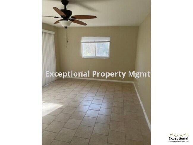 Building Photo - 2x2 Duplex with Garage! Available Now! Own...