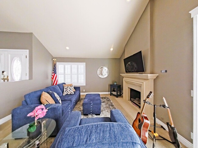 Building Photo - Executive Furnished 3 bedroom, 2.5 Bath ho...