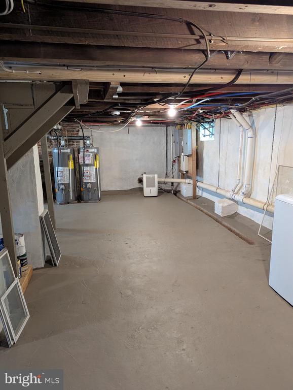 Building Photo - 449 Roslyn Ave