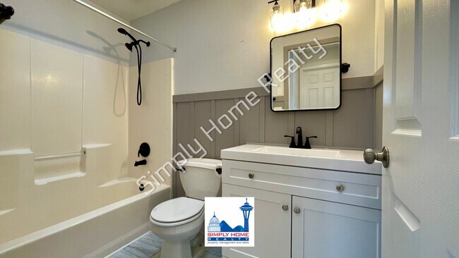 Building Photo - Welcome home to this charming 3 bedroom, 2 bathroom home in the heart of Yelm!