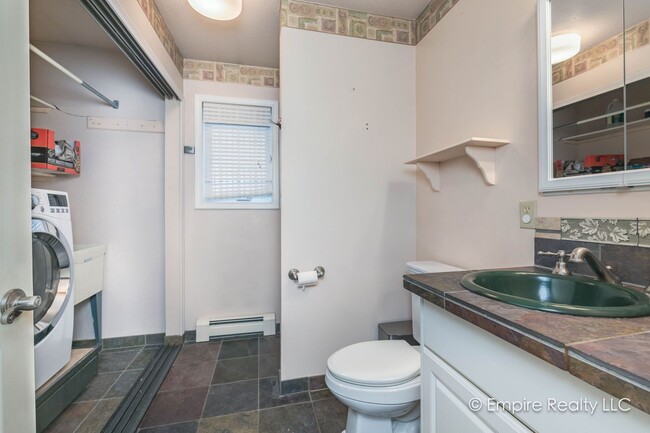 Building Photo - 4 Bed 3 Bath Home off of Gold Hill Rd- PET...