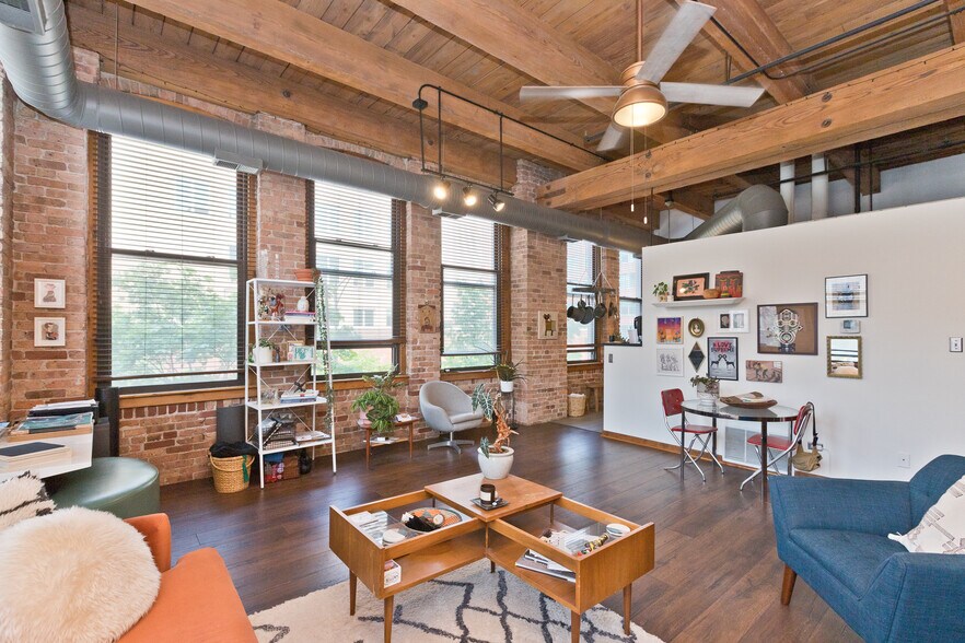 Building Photo - 400 S Green St