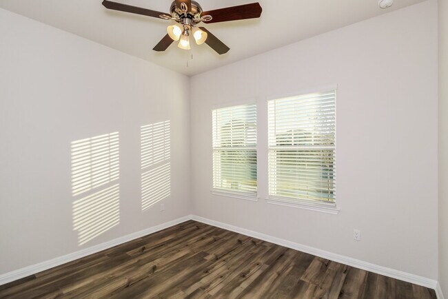 Building Photo - 116 Oakdale Meadows Ln