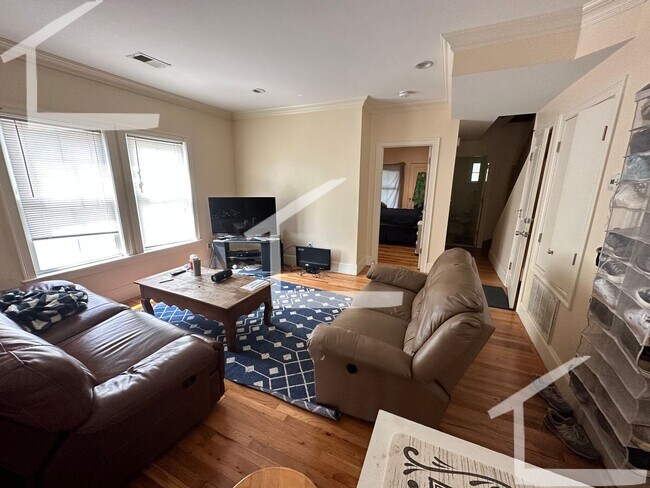 Building Photo - Charming 4 bedroom-No Broker Fee