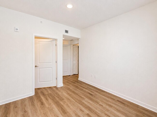 Building Photo - 4250 Lakewood Rd