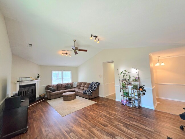 Building Photo - Move In Ready 3 Bedroom Ranch!