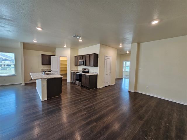 Building Photo - 900 Basswood Ln