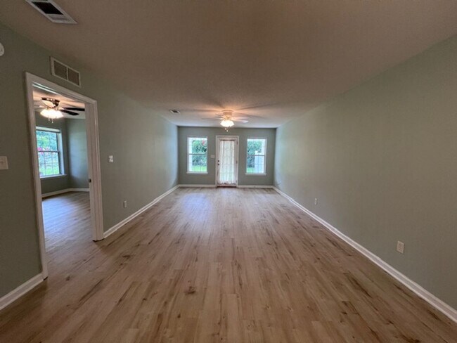 Building Photo - 2 Bedroom 2 Bath Duplex