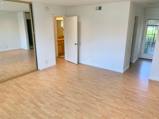 Building Photo - Five Bedroom Single Family Home in Irvine!