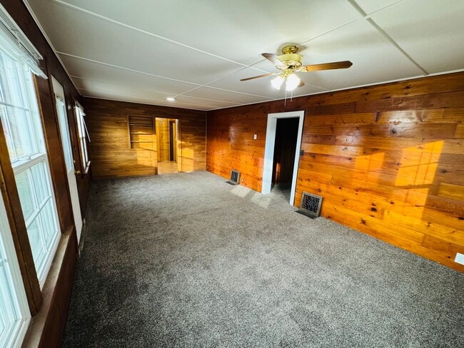 Building Photo - Cozy home 2 Bed 1 Bath