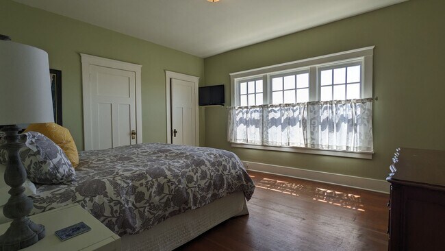 Building Photo - Furnished spacious 2/1 historic home in do...
