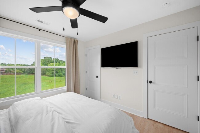Building Photo - Modern 3 Bed on Nearly an Acre
