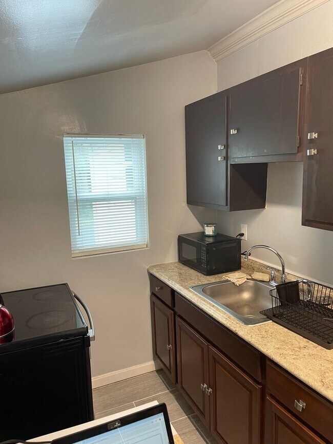 Building Photo - Spacious 1 Bedroom & den, 1 bath in Brandy...