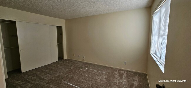 Building Photo - Las Palmas Down Stairs Condo in Gated Comm...