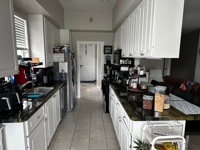 Building Photo - 2023 Valencia Dr