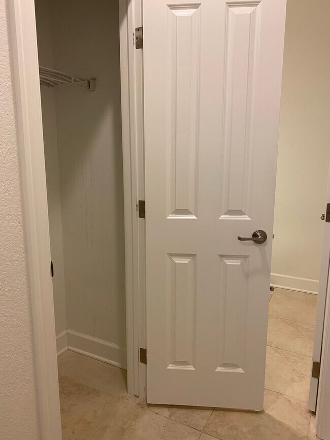 Building Photo - Luxury Townhome!