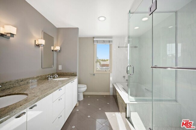Building Photo - 435 Arnaz Dr