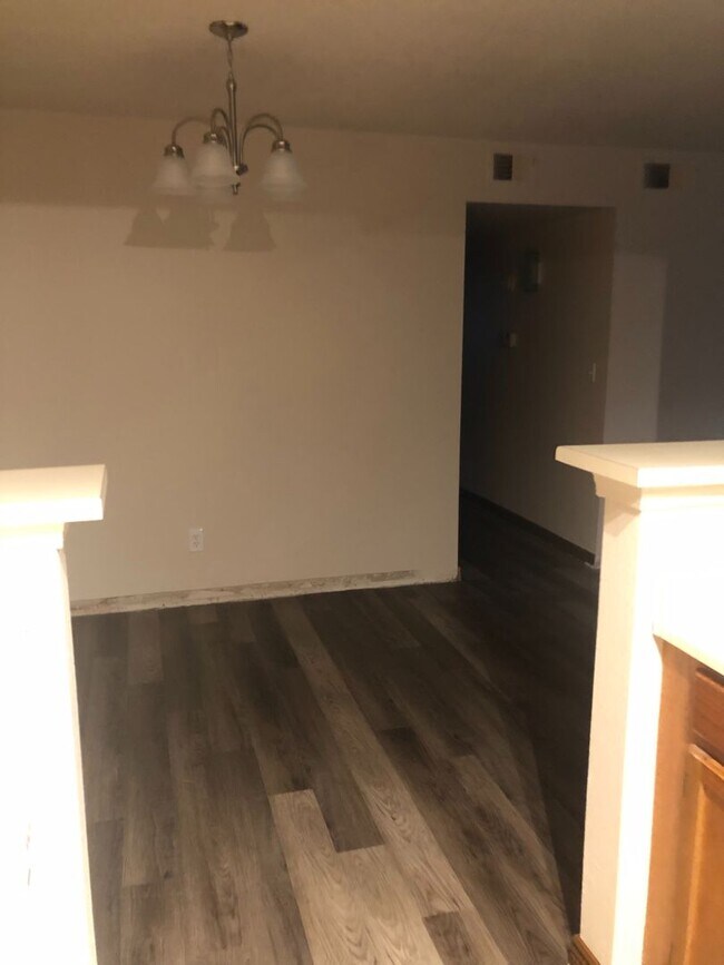 Building Photo - Spacious 2-bedroom Condo-Ground level!
