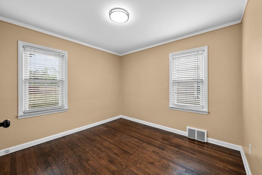 Building Photo - 825 N Edison Ave