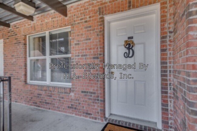 Building Photo - 1515 Paul W Bryant Dr