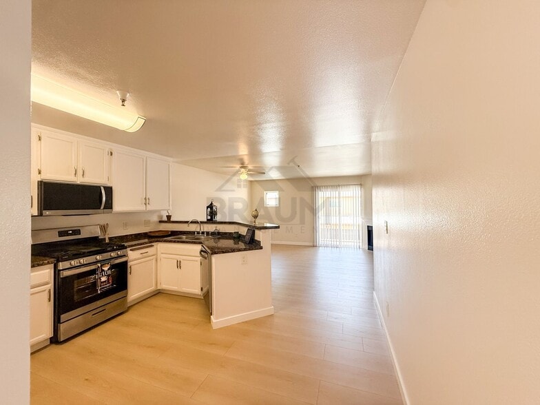 Building Photo - 7323 Winnetka Ave