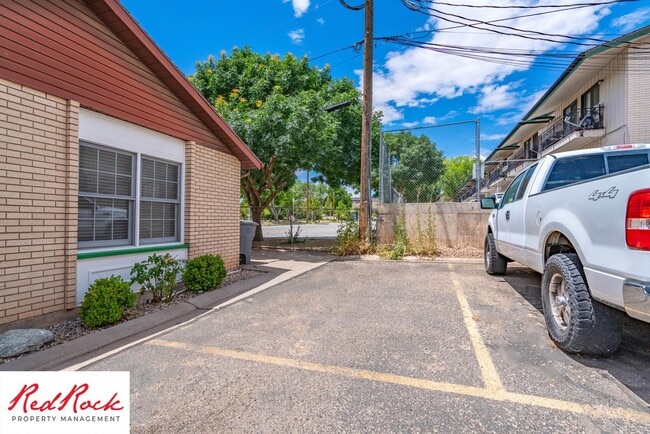 Building Photo - 3 Bedroom End Unit Townhome in Downtown St. George