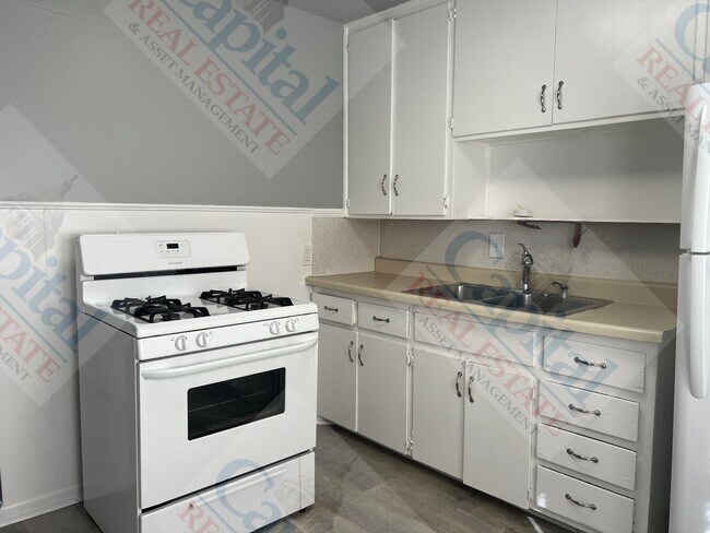 Building Photo - Lovely 3 Bedroom