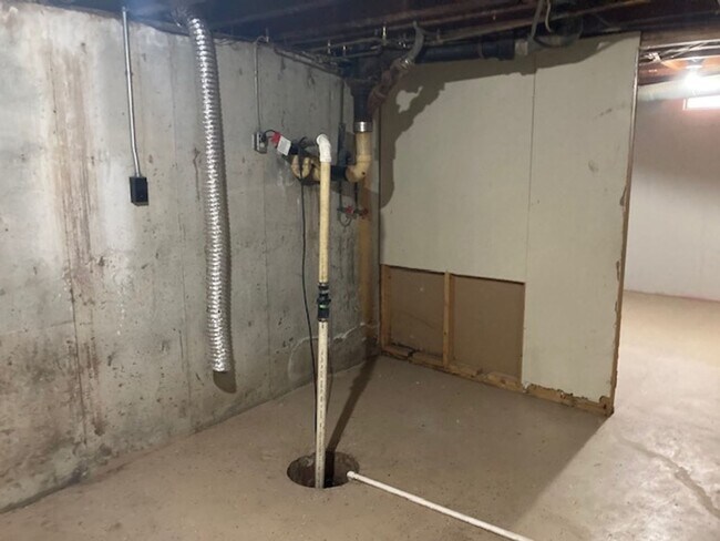 Building Photo - Great 2 Bedroom 1 Bath + 2 Non conforming bedrooms