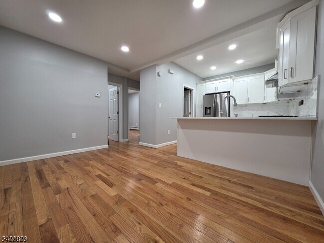 Building Photo - 586 N 11th St