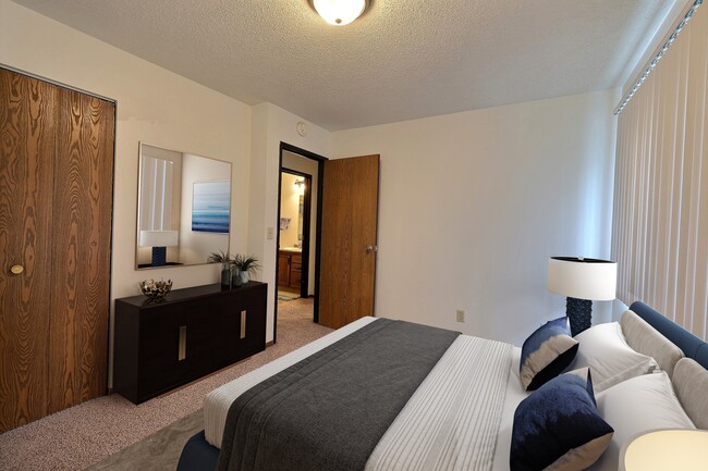 Fargo, ND Pacific South Apartments | Bedroom - Pacific South