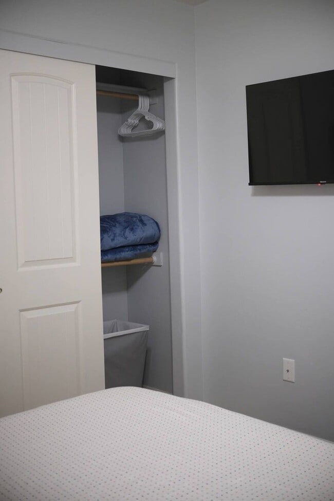 Building Photo - Comfortable 4BR/2BA Home with Yard & Parki...