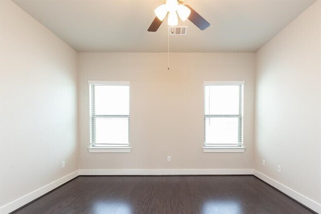 Building Photo - 5836 E Post Oak Ln