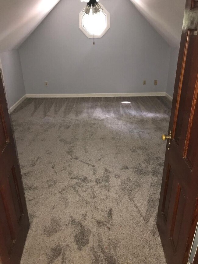 Building Photo - 407b Lewis St - Unit B