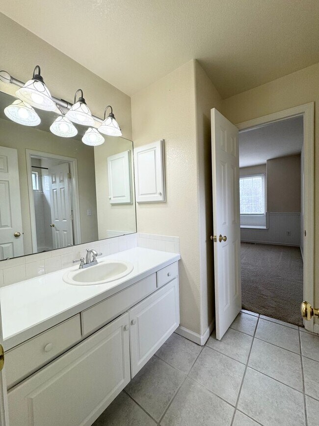 Building Photo - Stunning 4 Bedroom, 3.5 Bath with 3 car attached garage Home in Paragon Estates in Fort Collins, CO