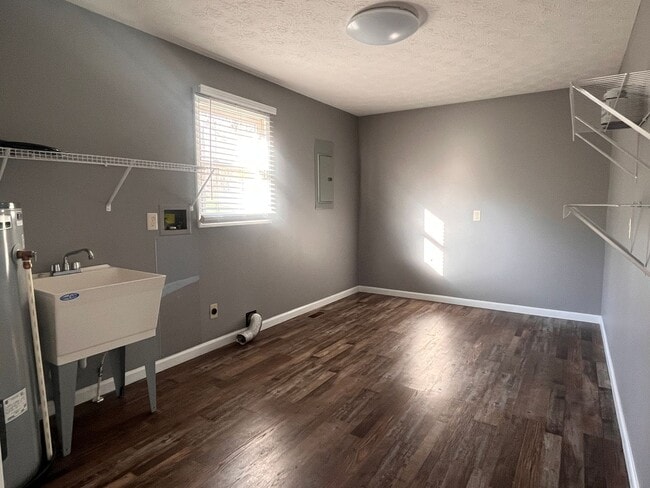 Building Photo - Beautiful Three Bedroom Home in London, KY