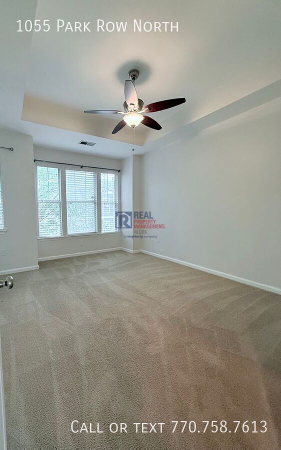 Building Photo - 1055 Park Row N