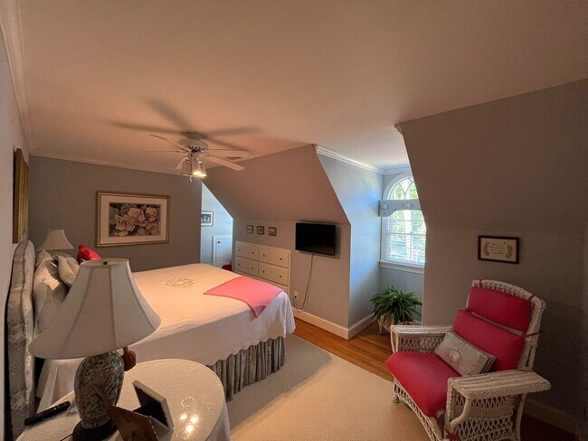 Building Photo - Incredible 5BD, 4.5BA House in Downtown Ra...