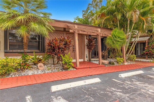 Building Photo - 2627 Parkview Dr S