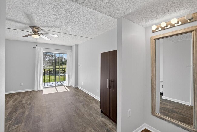 Building Photo - 2900 Cove Cay Dr