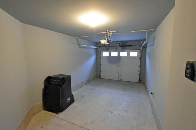 Building Photo - 3-Bedroom, 2-Baths, 1350 SF condo-style apartment, Upper Unit in Shelby Township.